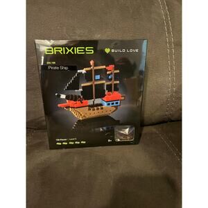 Brixies Pirate Ship 726 piece building set- NIB
